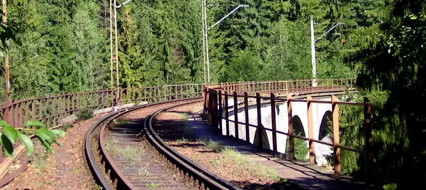 Jak dojechać do Ustronia pociągiem - szybkie trasy i tanie bilety