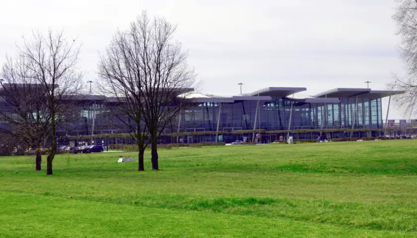Jak dojechać na lotnisko we Wrocławiu z dworca PKP - sprawdź najlepsze opcje