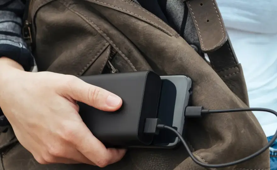 Czy naładujesz telefon w pociągu? Sprawdź, gdzie masz szansę!