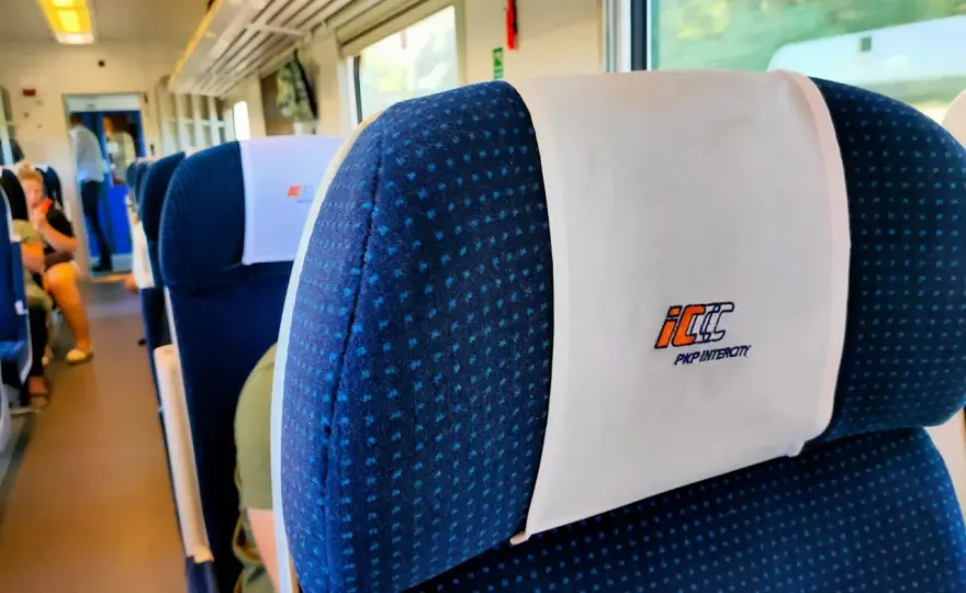 Bilet PKP: z miejscem czy bez? Kiedy warto dopłacić 3 zł?