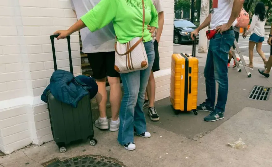 Ile kosztuje przechowalnia bagażu na dworcu? Sprawdź ceny i usługi