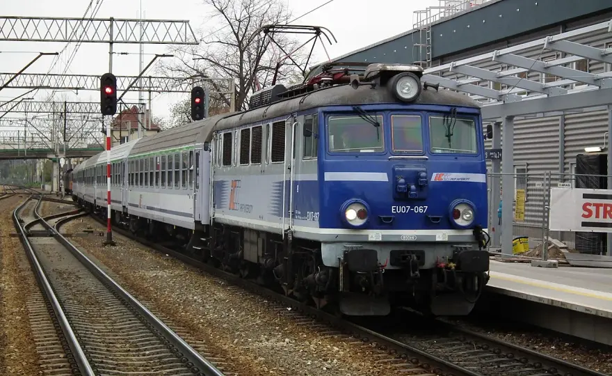 Co to TLK? Wyjaśniamy różnice i standard pociągów PKP