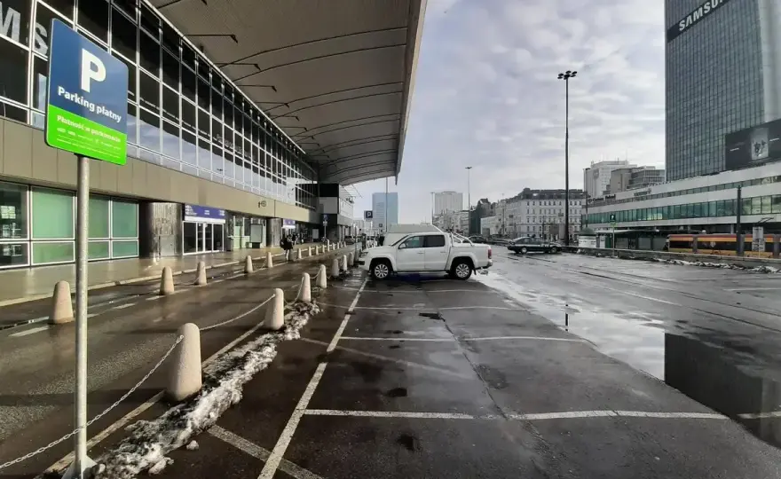 Gdzie zaparkować przy dworcu centralnym? Sprawdź najlepsze opcje parkingowe