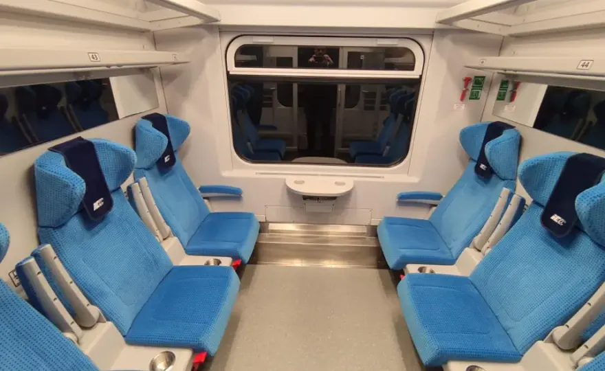Czym się różni TLK od InterCity? Kluczowe różnice, które musisz znać