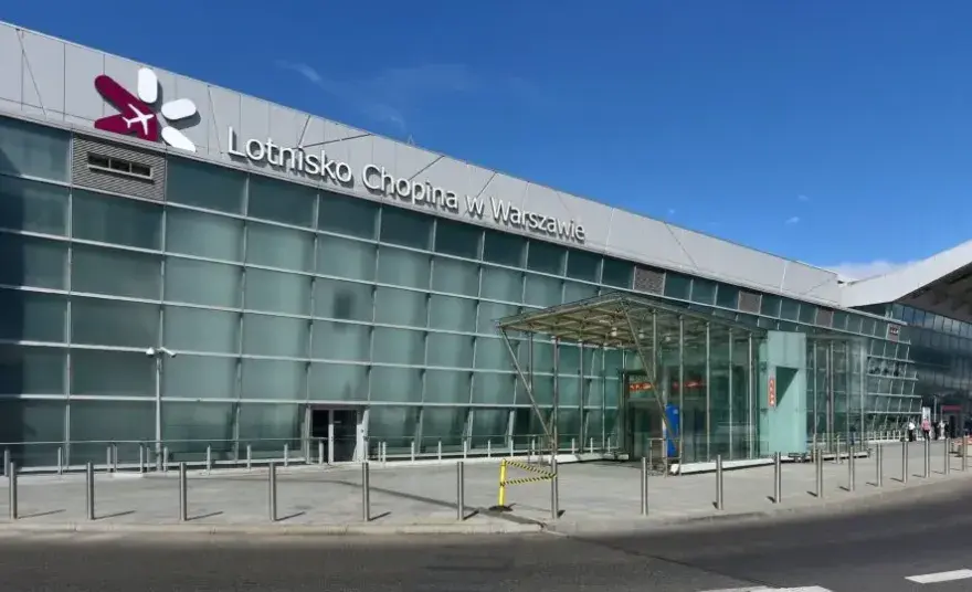 Jak dojechać z dworca Warszawa Centralna na lotnisko Chopina bez stresu