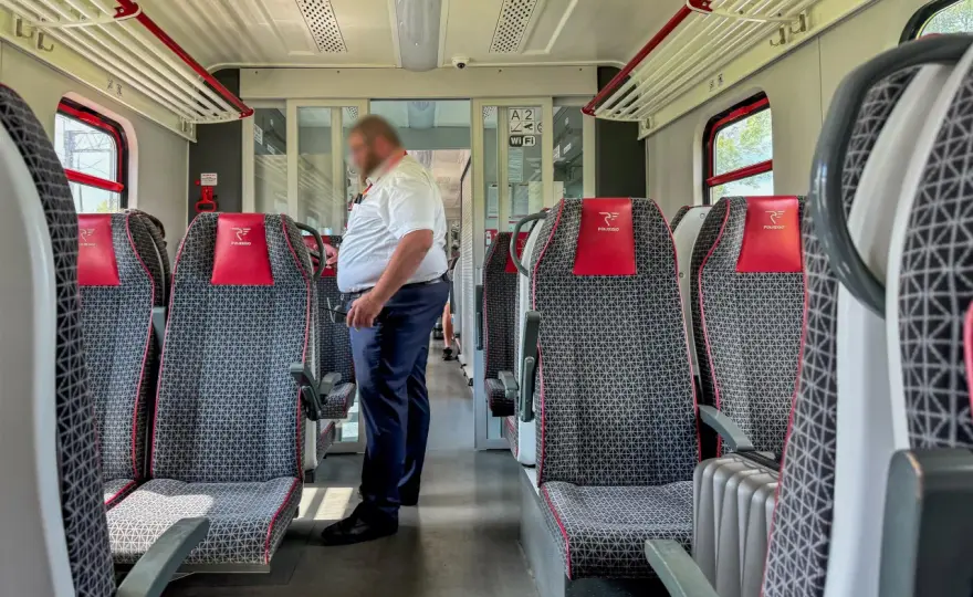 Ile zarabia kierownik pociągu Polregio? Sprawdź fakty!