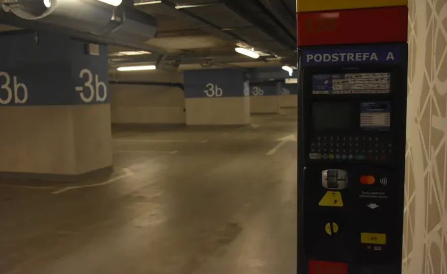 Parking Łódź Fabryczna: Cennik, godziny i alternatywy sprawdź!