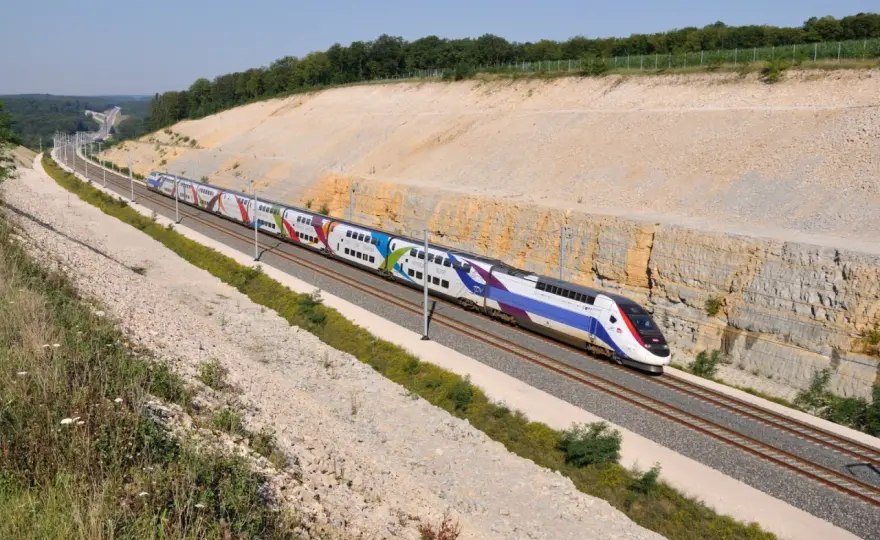 Jak szybko jedzie pociąg Intercity? Prędkości, kategorie i fakty