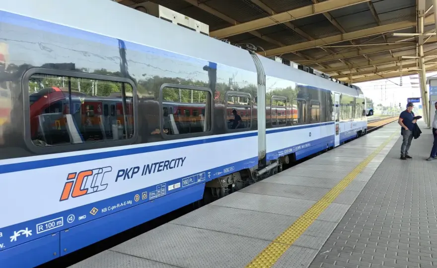 Jak przebukować bilet intercity bez dodatkowych opłat i stresu