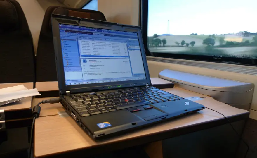 Czy w PKP Intercity jest Wi-Fi? Sprawdź, gdzie jest dostępne i jak działa