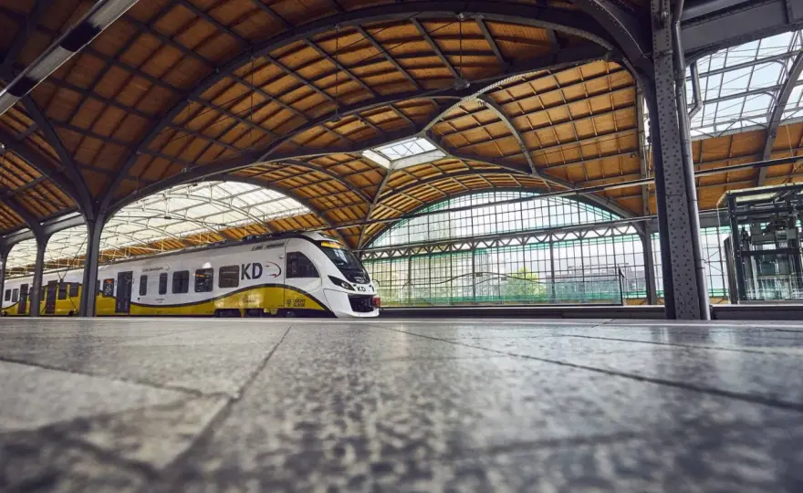 Wrocław Nadodrze: Twój przewodnik po stacji, rozkładzie i biletach