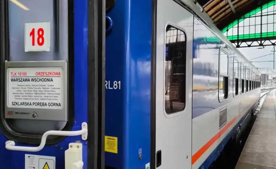 Co to znaczy TLK? Wszystko o pociągach PKP Intercity i ich usługach