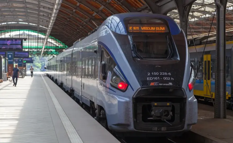 Jak zostać konduktorem PKP Intercity? Wymagania, zarobki, kariera