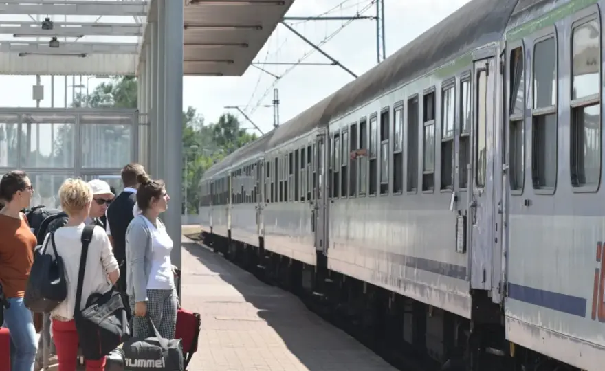 Kto ma ulgi na pociąg w Polsce? Sprawdź listę i dokumenty