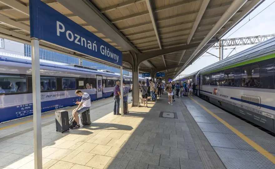 Z którego peronu odjeżdża pociąg z Poznania? Sprawdź teraz!