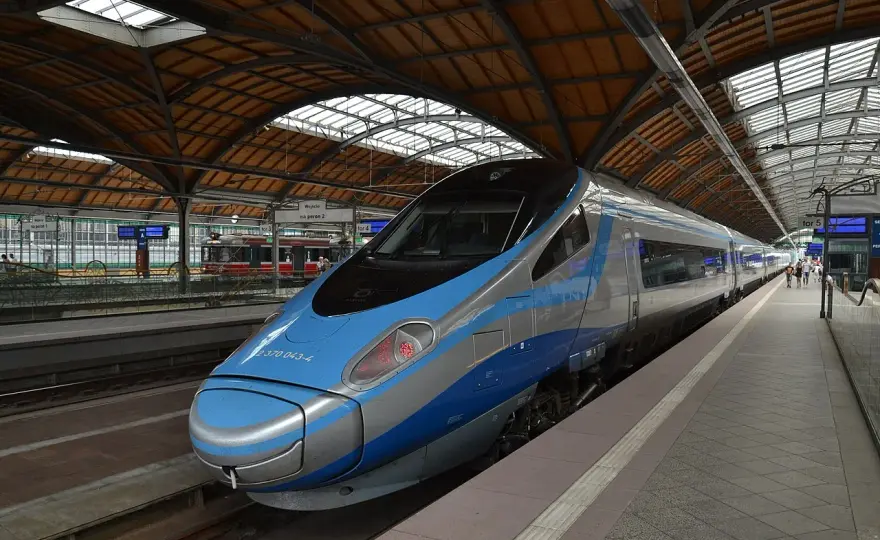 EIC vs Pendolino: Który pociąg wybrać? Porównanie i ceny