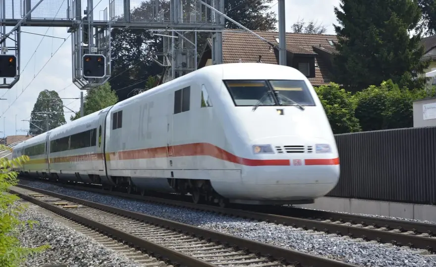 TLK czy IC? Poznaj różnice i wybierz najlepszy pociąg