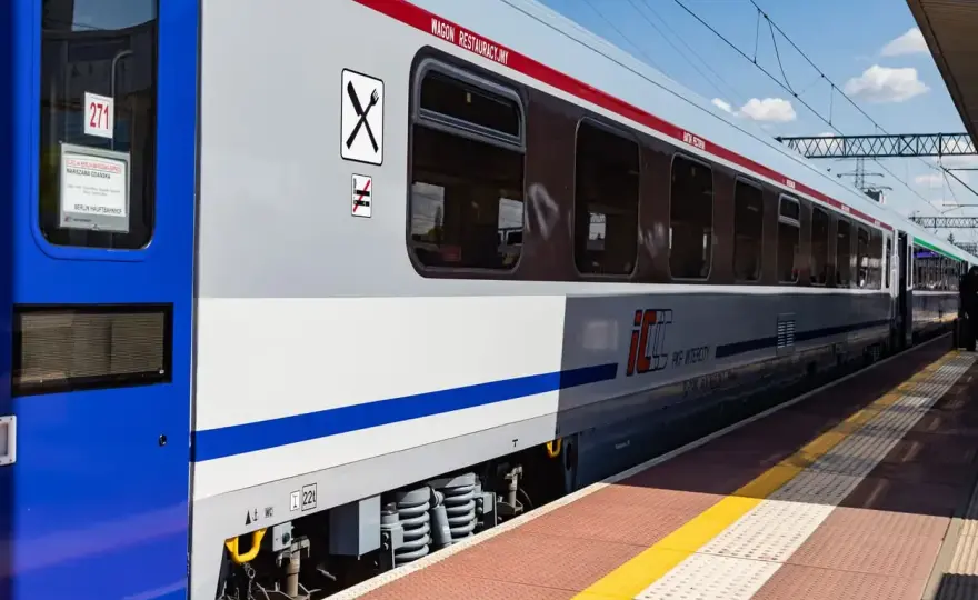 Czy w pociągu TLK jest wagon restauracyjny WARS? Sprawdź!