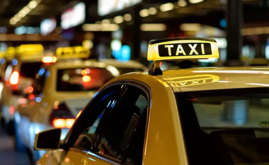 Ile kosztuje taxi z lotniska Chopina na dworzec centralny? Sprawdź ceny!