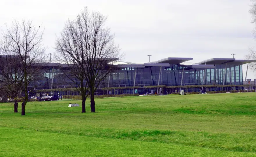 Jak dojechać na lotnisko we Wrocławiu z dworca PKP - sprawdź najlepsze opcje