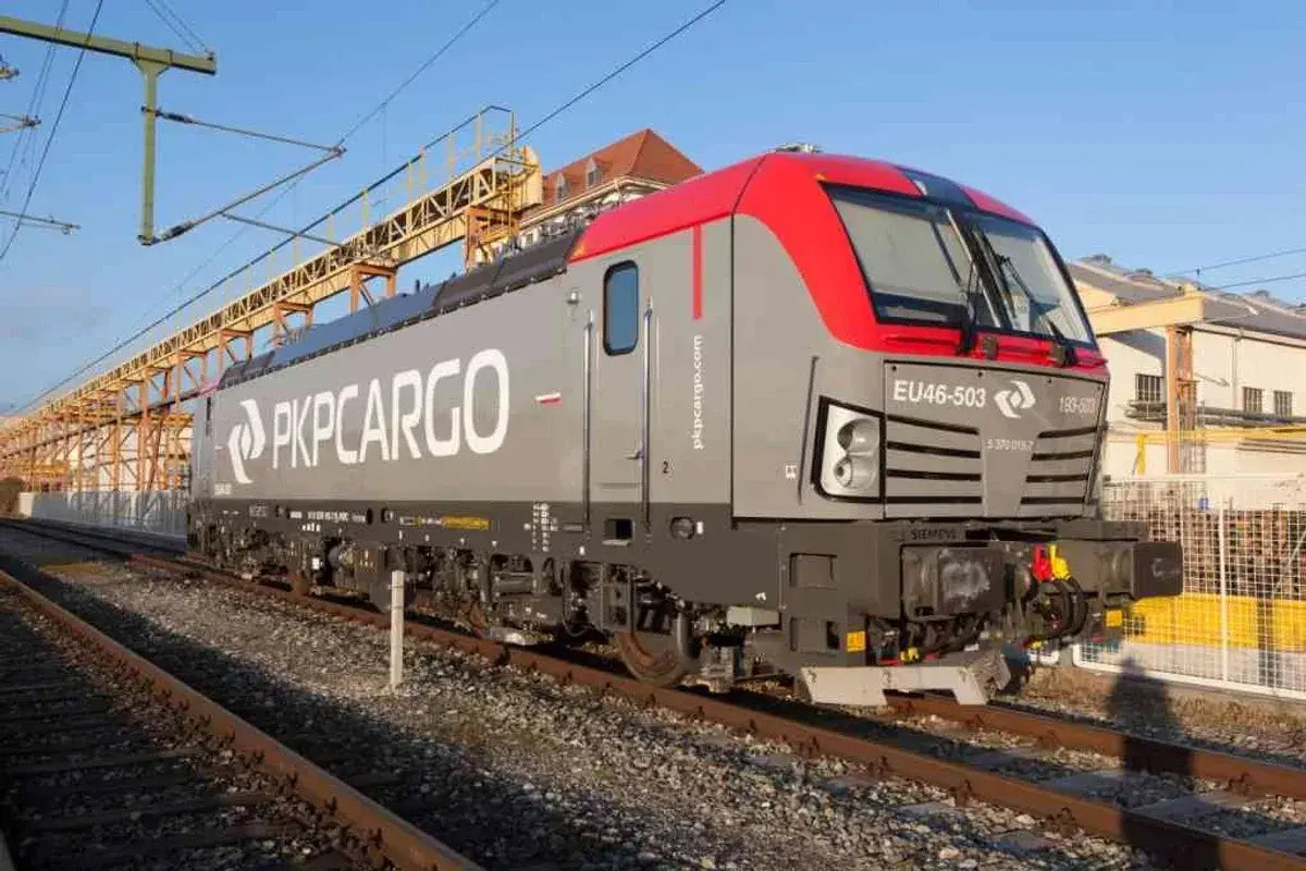 Nowoczesne lokomotywy PKP Cargo EU46-503 na torach, gotowe do transportu towarów.