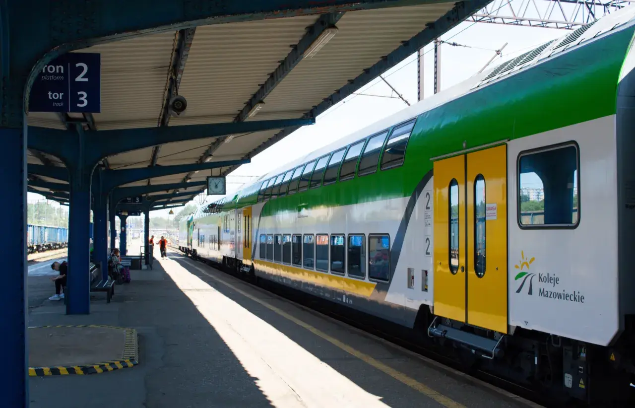 Szukasz informacji, jak dojechać pociągiem do Pobierowa? Ten pociąg Kolei Mazowieckich na peronie 2/3 to Twój środek transportu.