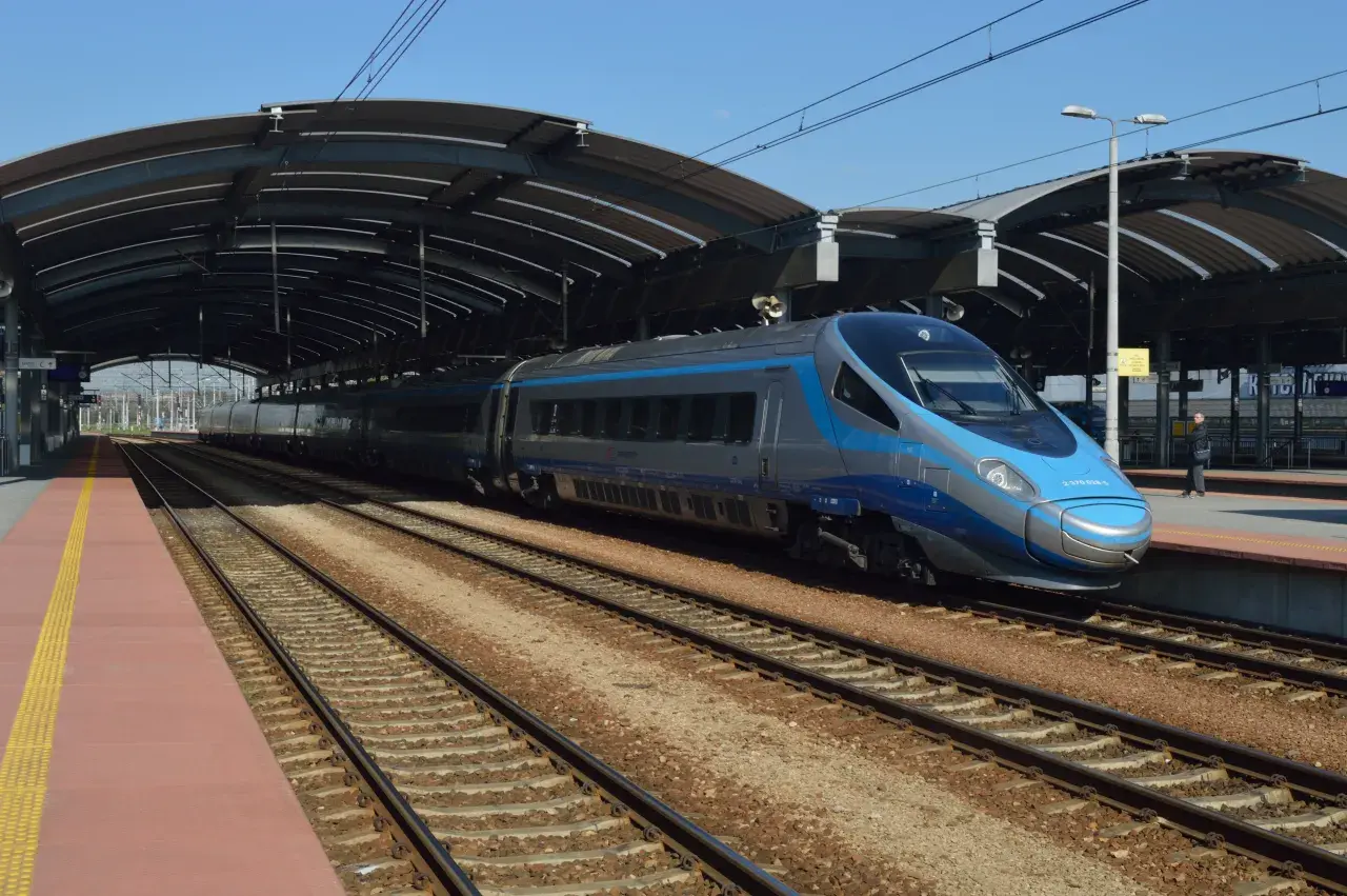Pendolino na peronie, gotowe do podróży. Zastanawiasz się, jak szybko jedzie pendolino? Już wkrótce się przekonasz!