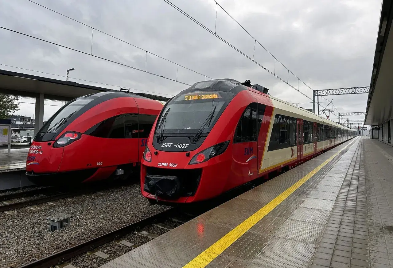 Dwa czerwone pociągi SKM stoją na stacji. Czy da się zwrócić bilet PKP po odjeździe pociągu?