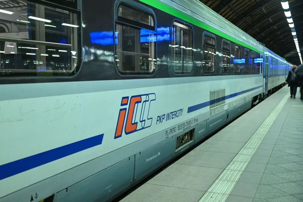 Pociąg PKP Intercity na peronie. Dowiedz się, jak połączyć się z wifi Intercity, by podróżować komfortowo.