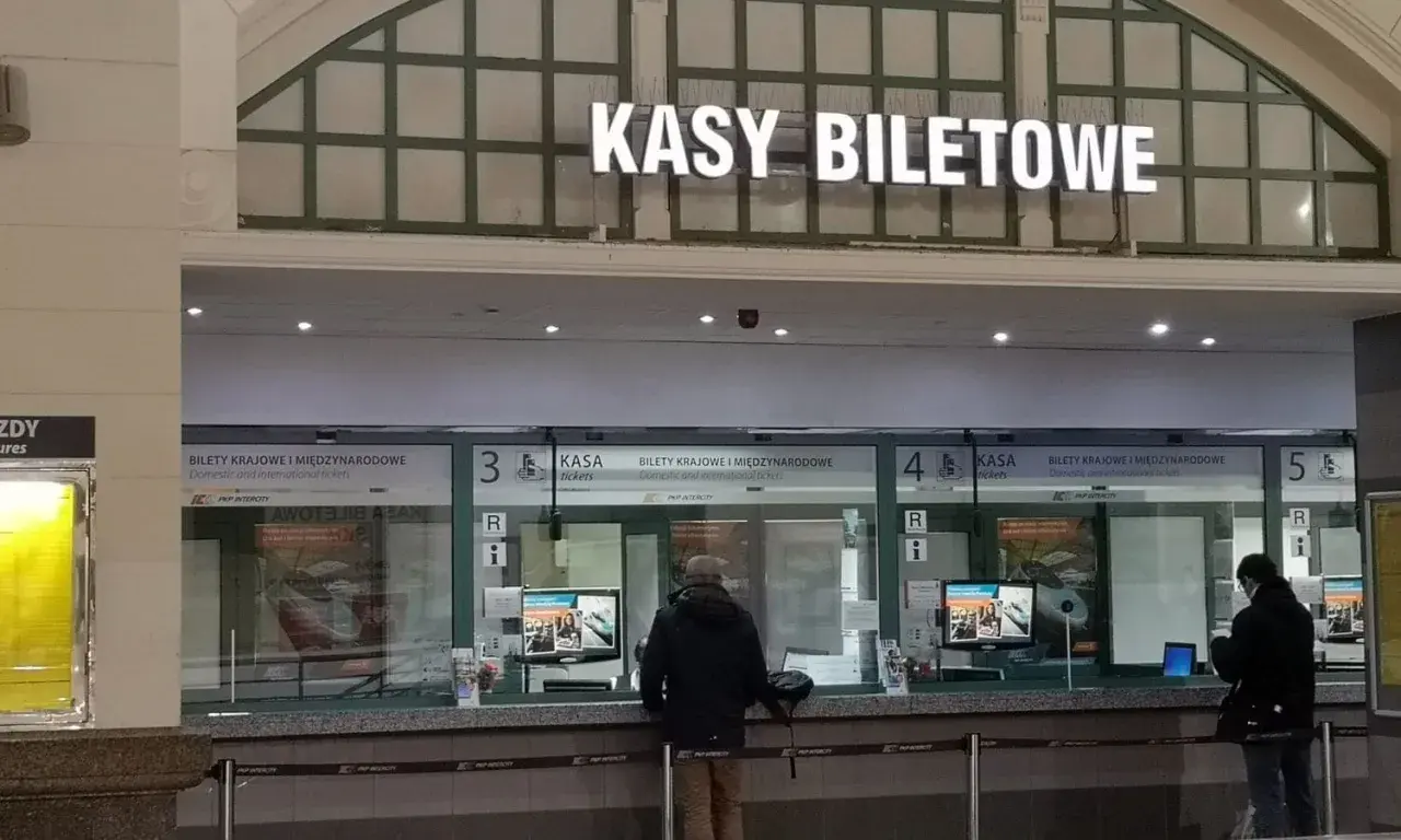 Kasy biletowe PKP Intercity. Zastanawiasz się, jak zwrócić bilet Polregio? Tutaj uzyskasz pomoc.