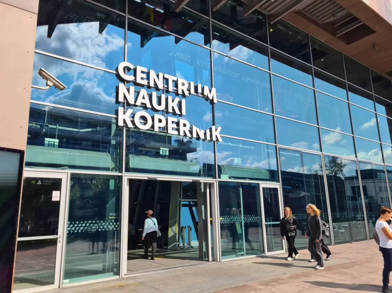 Centrum Nauki Kopernik. Jak dojechać metrem do centrum nauki kopernik? Tu jest wejście.