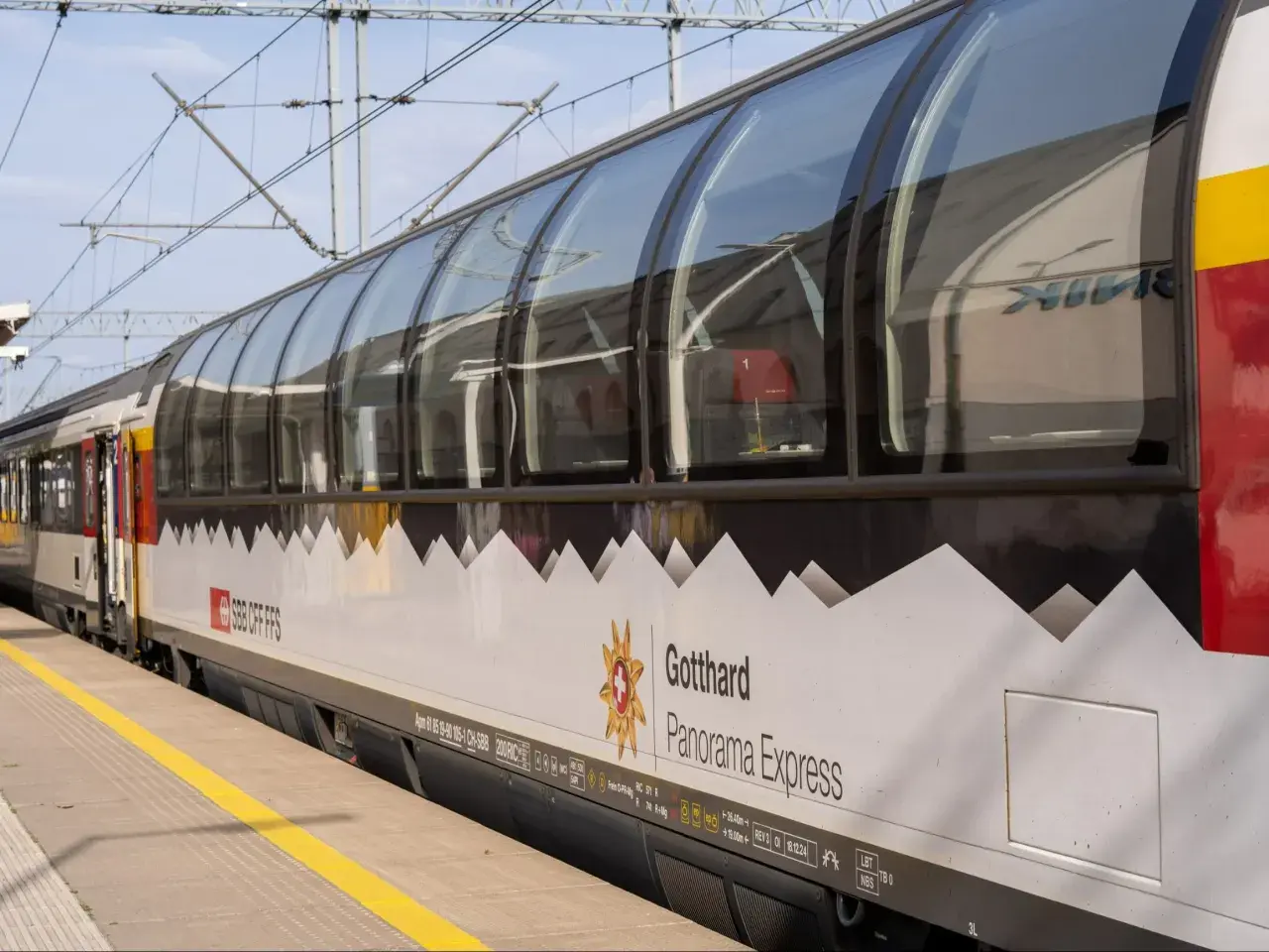Wagony panoramiczne "Gotthard Panorama Express" z widokiem na góry.