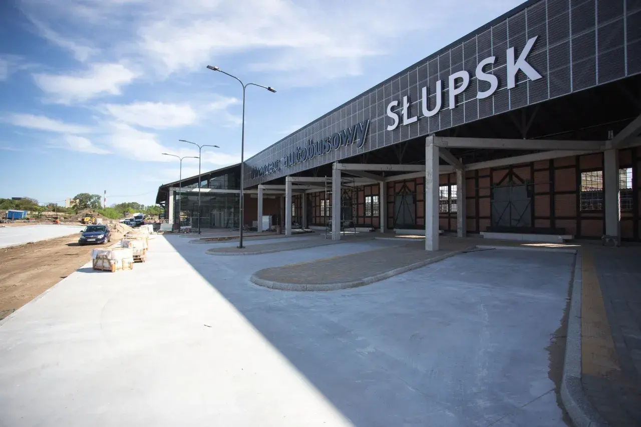 Nowy dworzec autobusowy Słupsk w budowie. Widać parking, perony i charakterystyczny napis.
