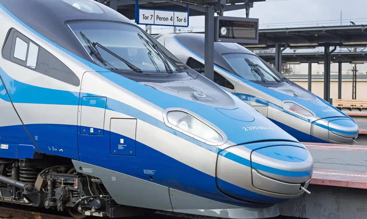 Dwa pociągi Pendolino stojące na peronie. Zastanawiasz się, czy na Pendolino są bilety ulgowe?