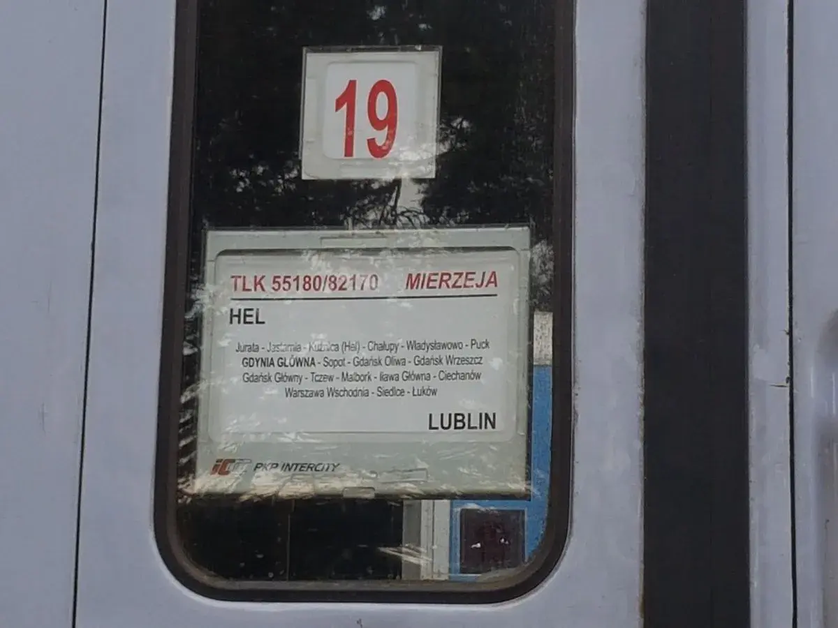 Numer pociągu TLK 55180/82170 widoczny na bilecie, który jest częścią rozkładu jazdy pociągu "Mierzeja" relacji Hel-Lublin.