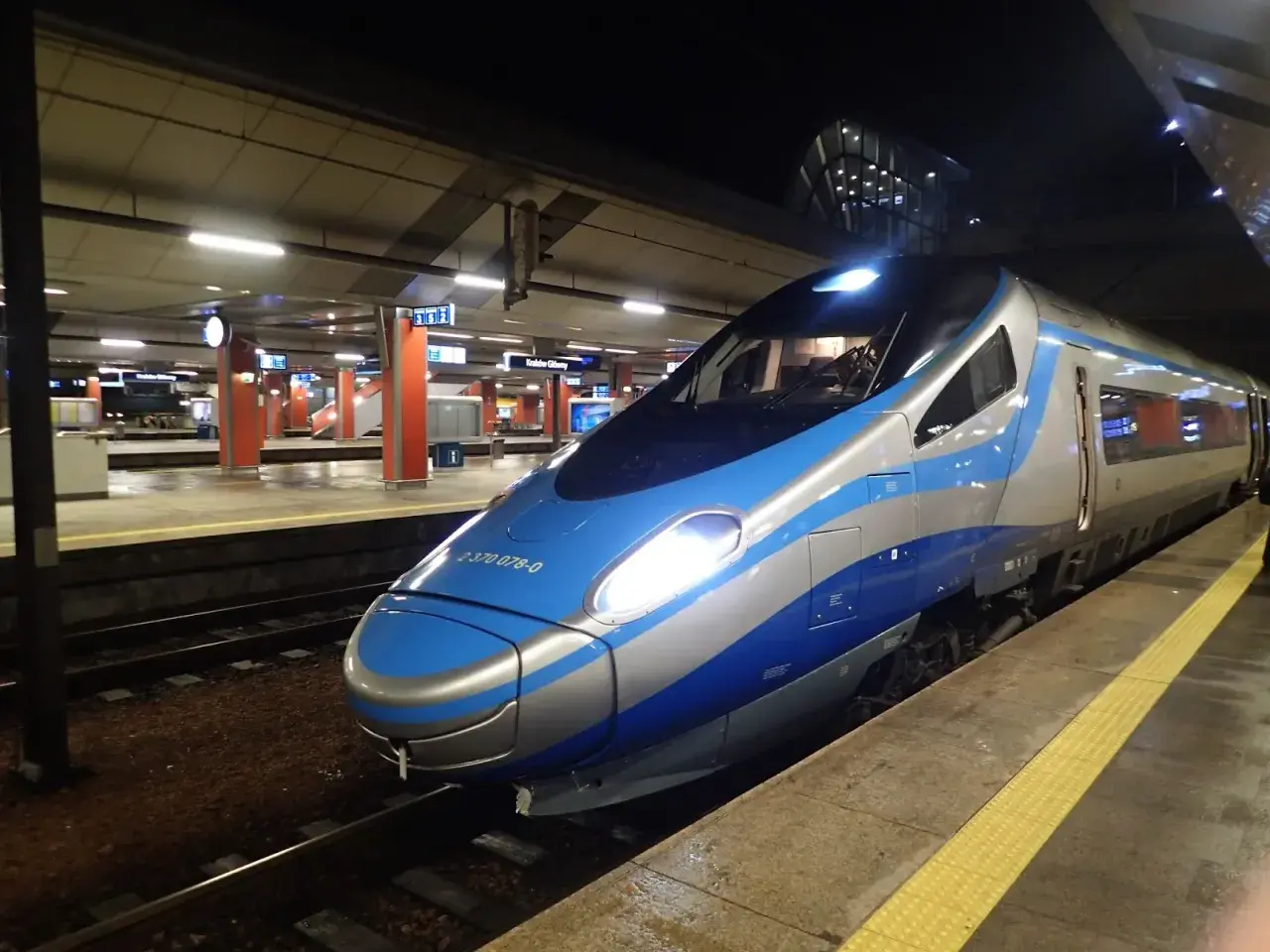 Pendolino na peronie dworca, gotowe do odjazdu.