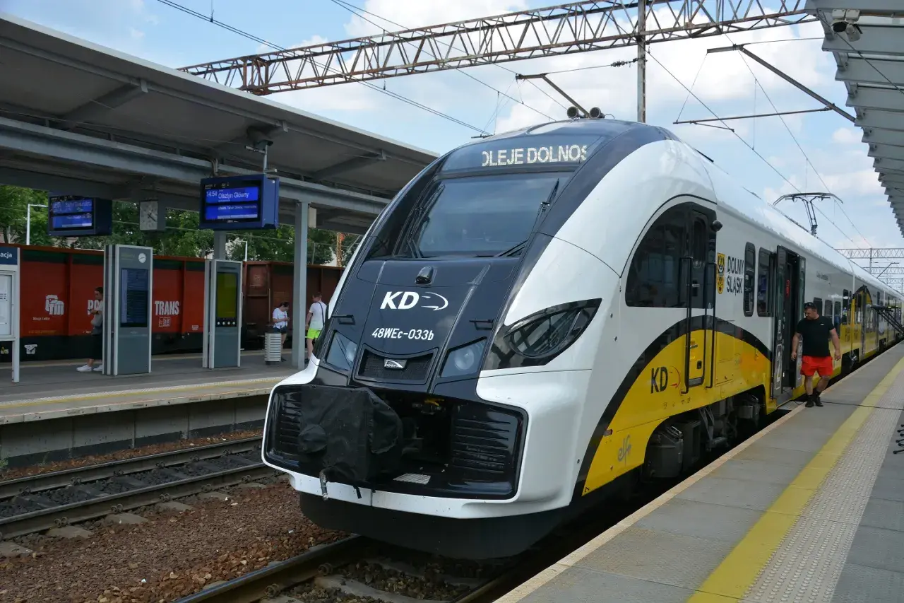 Nowy pociąg KD "Koleje Dolnośląskie" czeka na pasażerów. Czy to ten pociąg do Zielonej Góry?