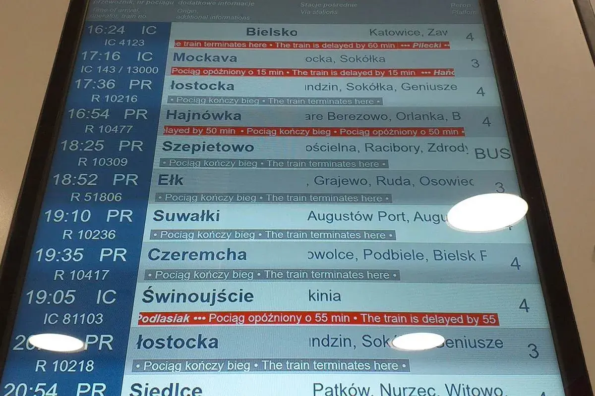 Tablica informacyjna PKP. Gdzie jest teraz pociąg? Wiele pociągów jest opóźnionych, np. do Świnoujścia o 55 minut.