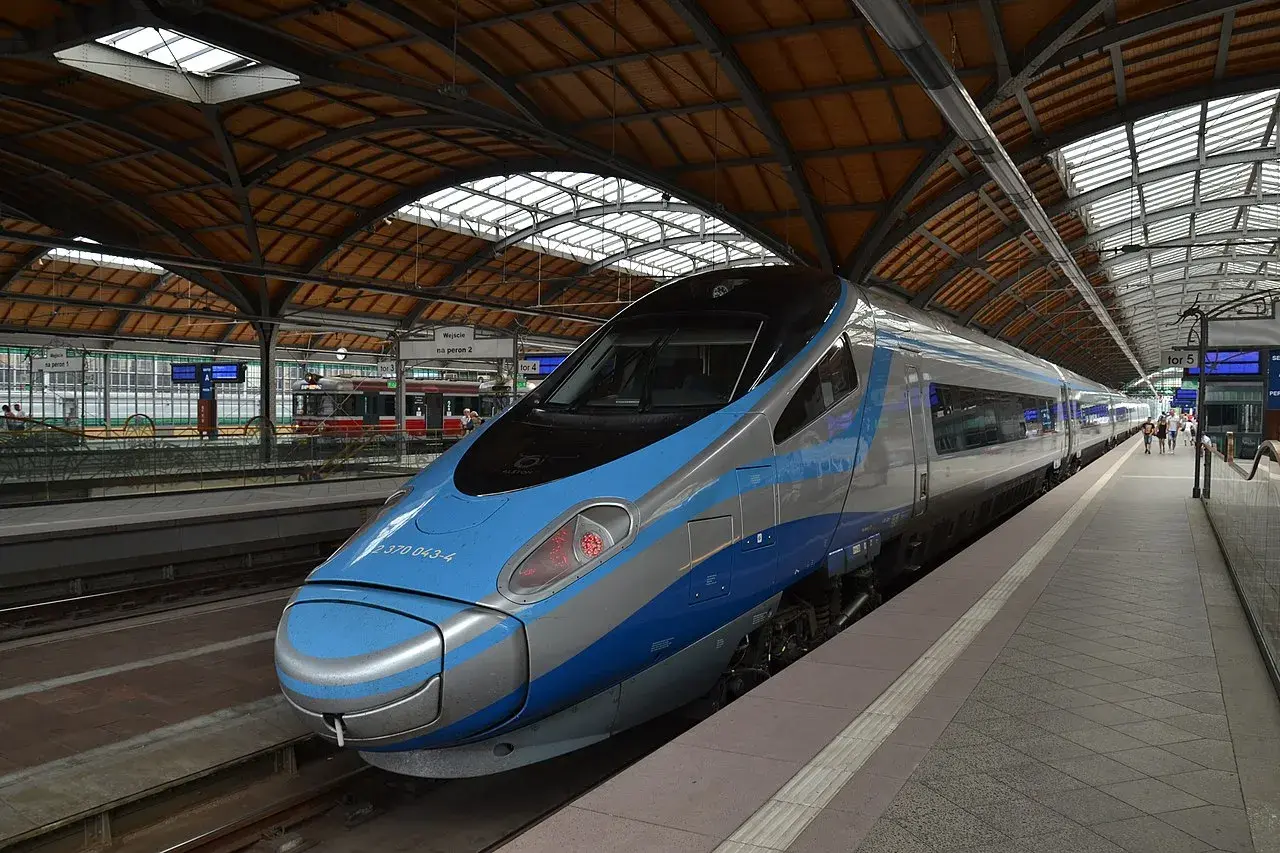 Nowoczesny pociąg EIC Pendolino na peronie dworca.