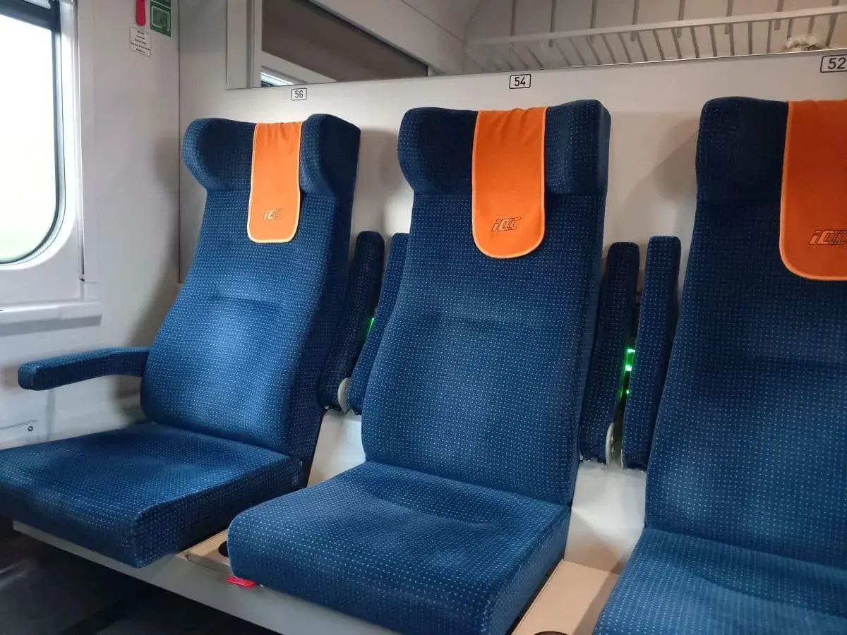 Komfortowe siedzenia w pociągu PKP Intercity na trasie Warszawa - Giżycko.