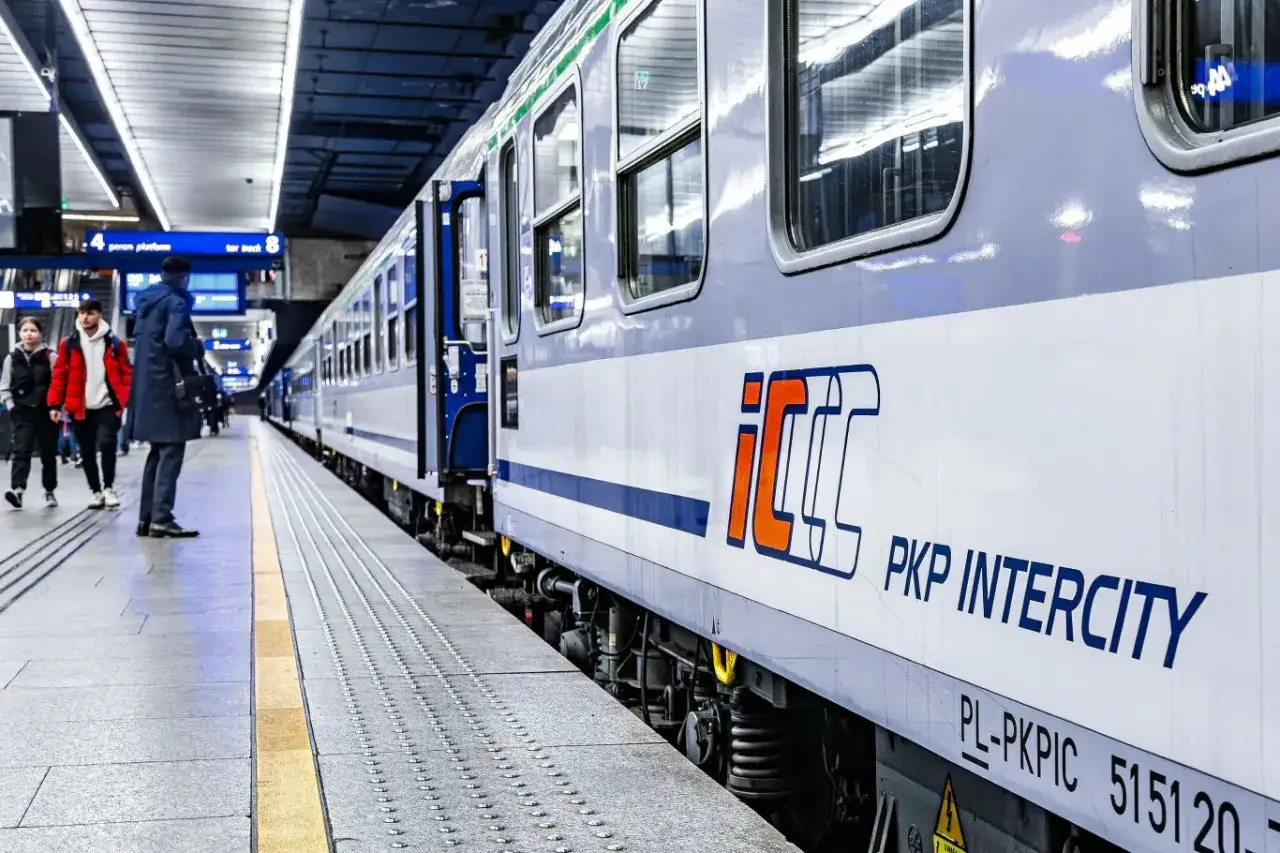 Pociąg PKP Intercity na peronie. Zastanawiam się, czy kupię bilet u konduktora, bo nie mam go jeszcze.