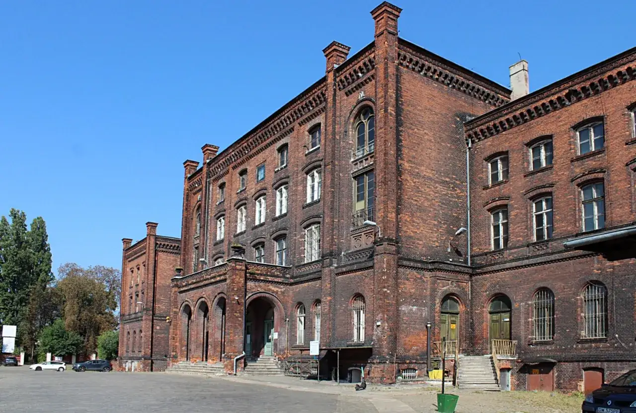 Stara ceglana kamienica na wrocławskim Nadodrzu, dawniej część kompleksu PKP.