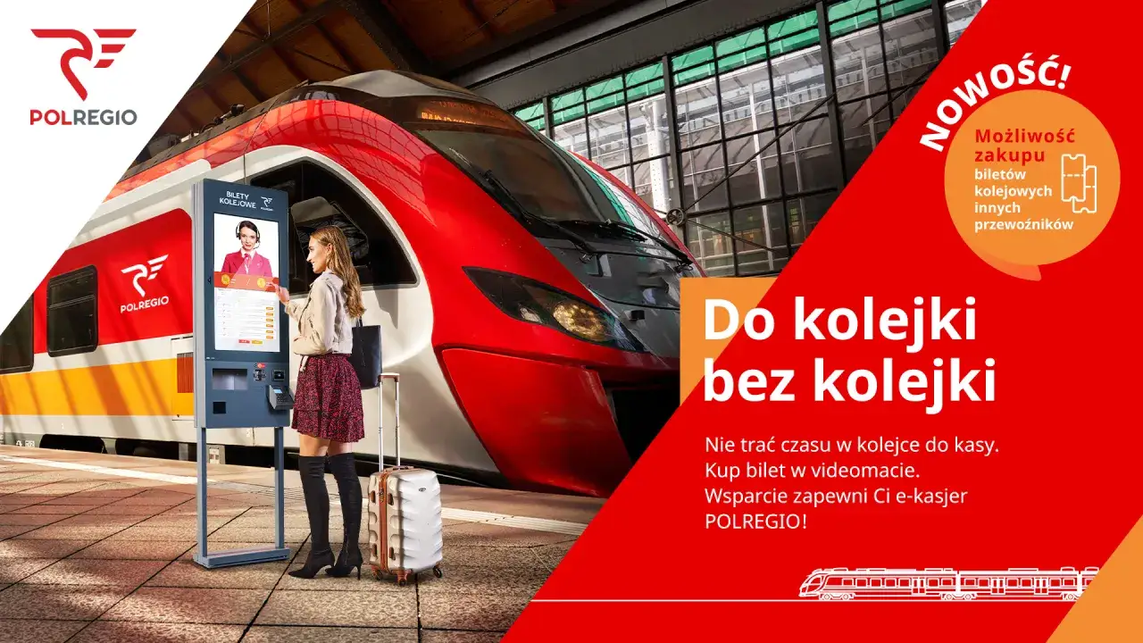 Kobieta kupuje bilet na pociąg POLREGIO przy automacie. Nowość: możliwość zakupu biletów innych przewoźników. Do kolejki bez kolejki!