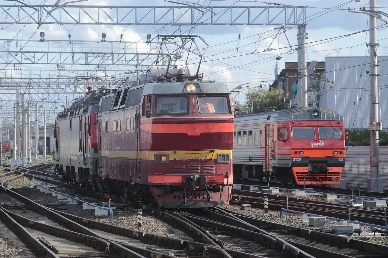 Dwa pociągi towarowe na torach. Zastanawiasz się, ile zarabia maszynista pociągu towarowego?