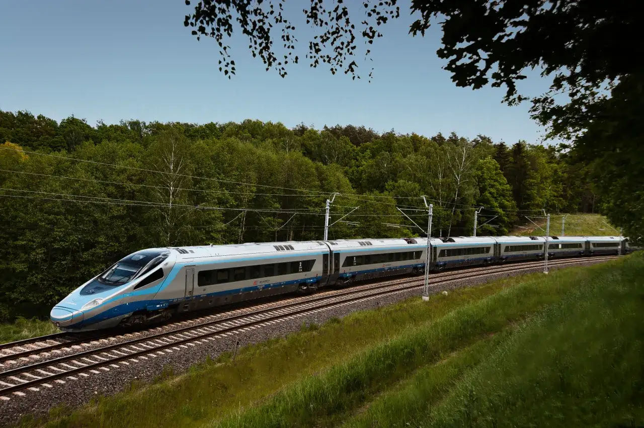Pendolino pędzi przez las. Czy na pendolino są bilety ulgowe? Zapytaj przewoźnika, bo podróż może być tańsza.