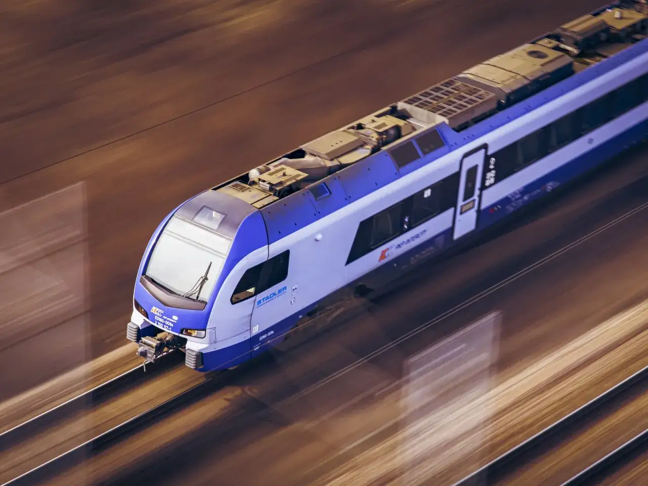 Pociąg Intercity pędzi po torach. Dowiedz się, jak połączyć się z wifi Intercity, by podróżować komfortowo.
