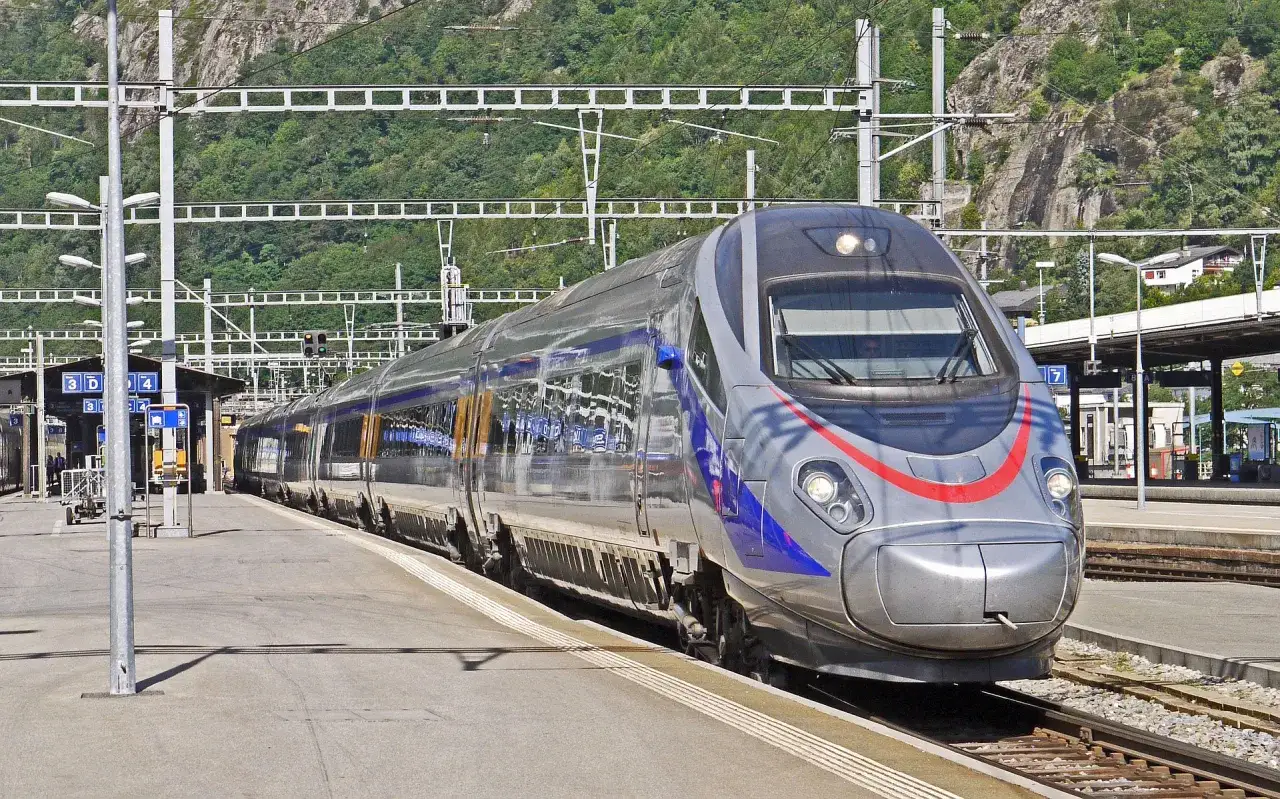 Nowoczesny pociąg Pendolino na stacji. Zastanawiasz się, ile kosztuje bilet na Pendolino?