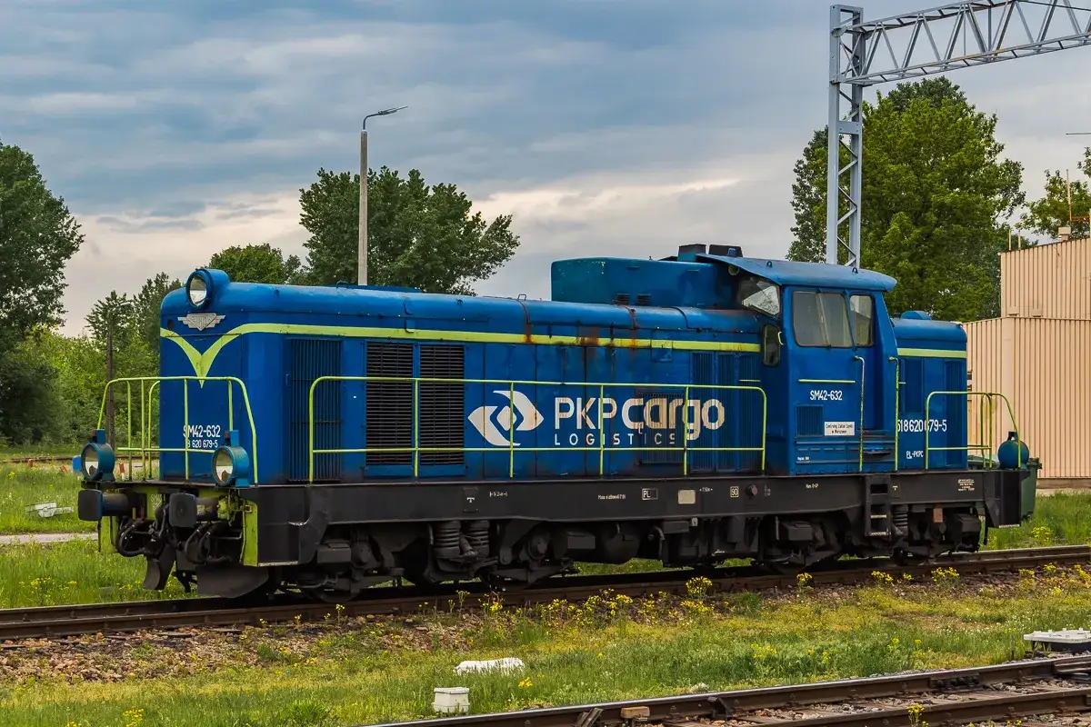 Niebieska lokomotywa SM42-632 z logo PKP Cargo Logistics gotowa do pracy.