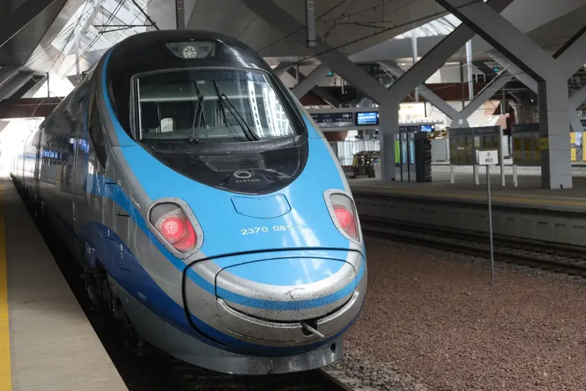 Nowoczesny pociąg Pendolino na dworcu. Zastanawiasz się, ile wczesniej mozna kupic bilety na pociag?