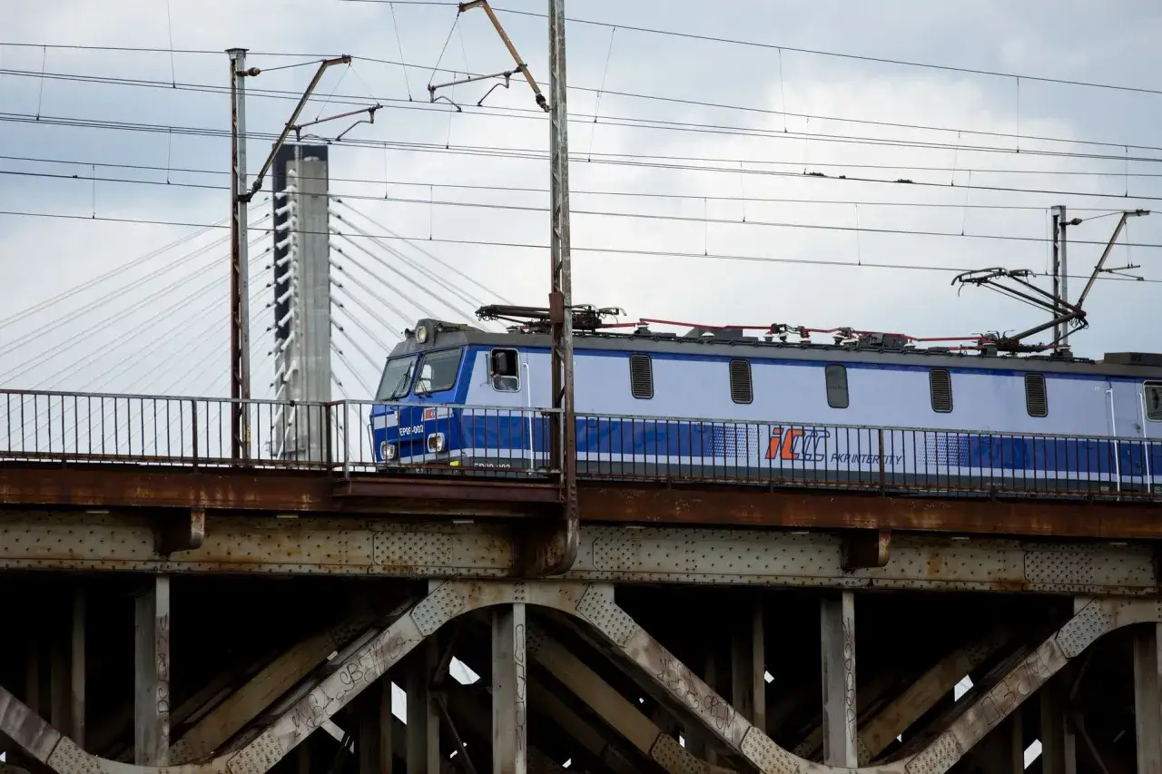 Pociąg Intercity na moście. Zastanawiasz się, jak zwrócić lub wymienić bilet PKP w aplikacji?